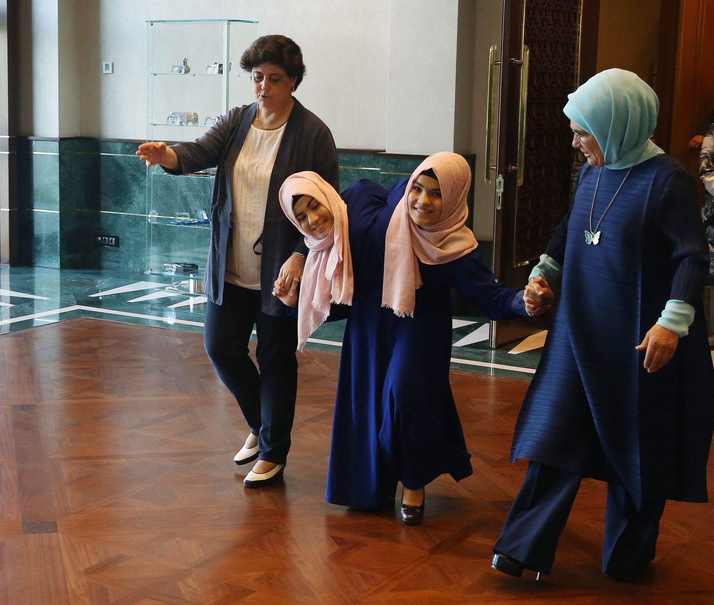 Cumhurbaşkanı Erdoğan siyam ikizleri ile bir araya geldi